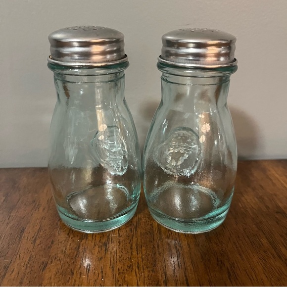 salt and pepper shaker made from recycled glass with a stainless steel lid. - Picture 3 of 9